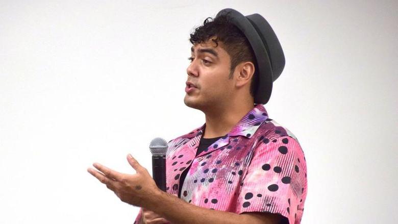 Activist Saul Flores talks to 宾州州立大学阿宾顿分校 students